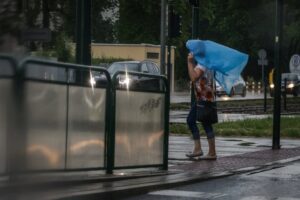 Alert RCB dla kilkunastu regionów. "Zabezpiecz swoje mienie"