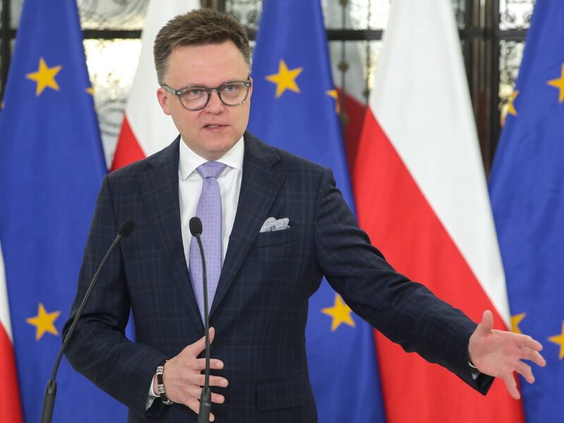 Atak na Sejm przez Hołownię: ironiczne uwagi o posłach, które potem tłumaczył