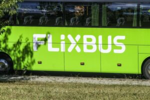 FlixBus pozostawił 70-letnią pasażerkę w nocy na pustkowiu. Zmuszona była do autostopu w drodze powrotnej.