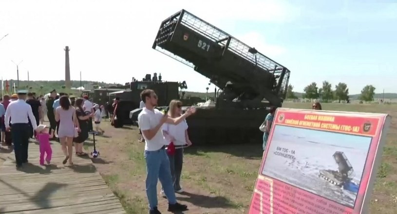 Rosja demonstruje nową, groźną broń - wyrzutnię rakiet termobarycznych TOS-3