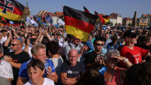 Kilkukrotnie wykonywany salut Hitlera w Niemczech - analiza kontrowersyjnych wyborów i reakcje na zjawisko. Eksperci omawiają możliwe scenariusze.