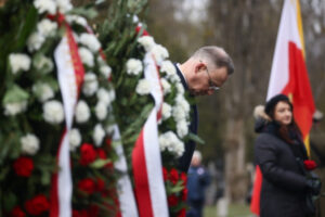 Członkowie różnych grup społecznych złożyli hołd ofiarom tragedii smoleńskiej. „To najboleśniejsza strata dla Polski w jej najnowszej historii”