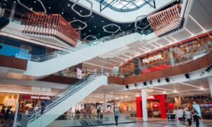 Zimowe obniżki cen nie przyciągają tłumów do galerii handlowych. Klientów przechwytuje między innymi e-handel.