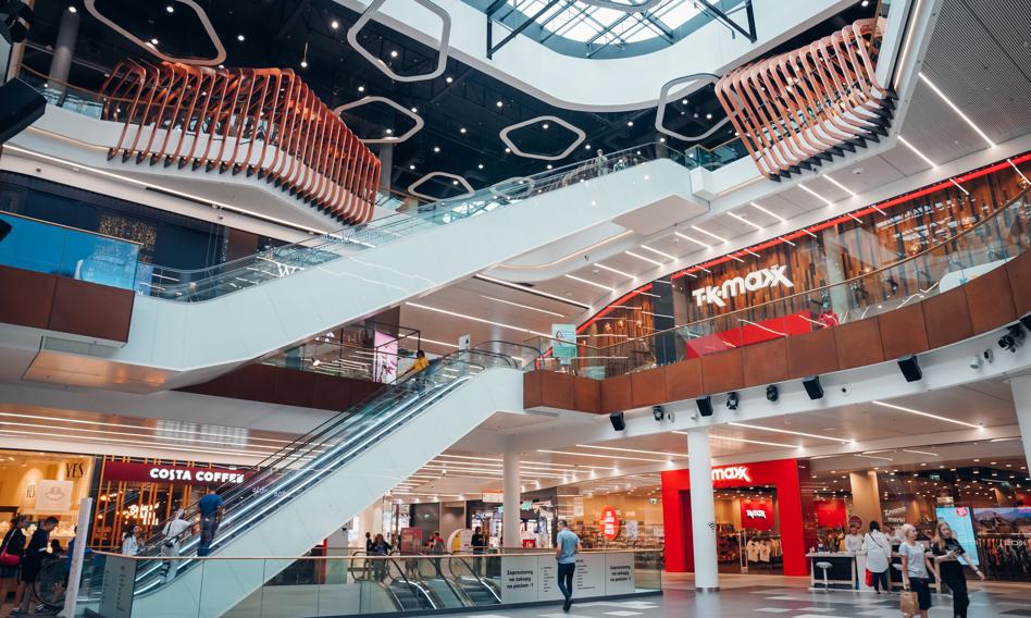Zimowe obniżki cen nie przyciągają tłumów do galerii handlowych. Klientów przechwytuje między innymi e-handel.