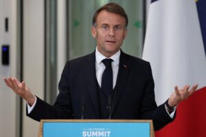 Macron ostro reaguje na decyzję Trumpa o cłach. Apeluje o zdecydowaną odpowiedź Unii Europejskiej