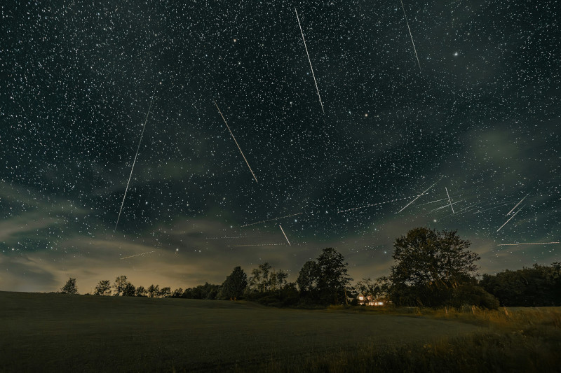 Patrz w górę! Sierpień zachwyca rojami meteorów, a najbardziej spektakularny już możemy obserwować