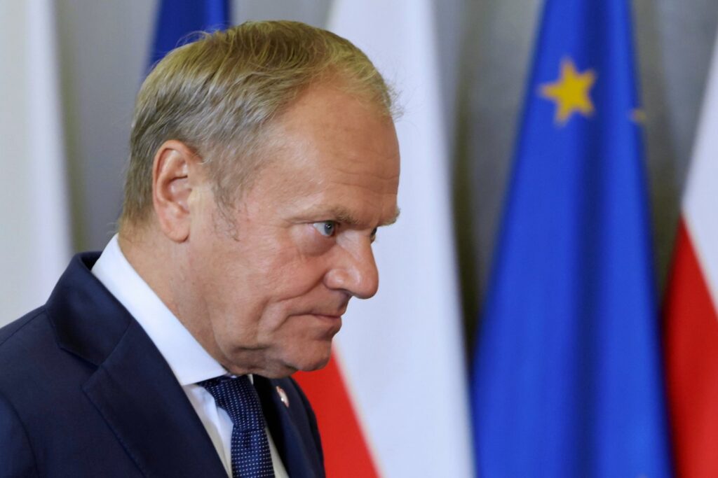 Oto propozycje unikalnych tytułów o tym samym przekazie: 1. "Minister z rządu Tuska: Osoby piszące te zarzuty mijają się z prawdą – odpowiedź na krytykę dotyczącą afery KPO" 2. "Minister odpowiada na oskarżenia ws. afery KPO: Autorzy tych doniesień nie mówią prawdy" 3. "Członek rządu Tuska o kontrowersjach wokół KPO: To, co piszą, nie ma pokrycia w faktach" 4. "Zarzuty wobec KPO bezpodstawne – stanowcza odpowiedź ministra z ekipy Tuska" 5. "Ministra z gabinetu Tuska o aferze KPO: Zarzuty mijające się z rzeczywistością"