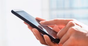 Smartfony coraz cieńsze niż karta kredytowa? Innowacyjne baterie mogą to umożliwić
