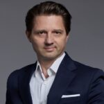 Oto kilka alternatywnych propozycji tytułu:

1. Wzmacnianie rozwoju gospodarczego  
2. Stymulowanie wzrostu ekonomicznego  
3. Napędzanie gospodarki  
4. Budowanie silnej gospodarki  
5. Inicjatywy na rzecz rozwoju gospodarki  
6. Promowanie dobrobytu ekonomicznego  
7. Aktywne wsparcie dla gospodarki  
8. Rozwijanie potencjału gospodarczego  

Każda z propozycji zachowuje sens oryginału, a jednocześnie jest unikalna. Jeśli potrzebujesz bardziej szczegółowego podtytułu (np. dotyczącego konkretnej branży lub działania), daj znać!