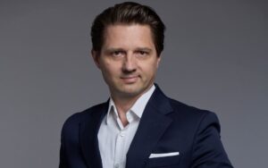 Oto kilka alternatywnych propozycji tytułu: 1. Wzmacnianie rozwoju gospodarczego 2. Stymulowanie wzrostu ekonomicznego 3. Napędzanie gospodarki 4. Budowanie silnej gospodarki 5. Inicjatywy na rzecz rozwoju gospodarki 6. Promowanie dobrobytu ekonomicznego 7. Aktywne wsparcie dla gospodarki 8. Rozwijanie potencjału gospodarczego Każda z propozycji zachowuje sens oryginału, a jednocześnie jest unikalna. Jeśli potrzebujesz bardziej szczegółowego podtytułu (np. dotyczącego konkretnej branży lub działania), daj znać!