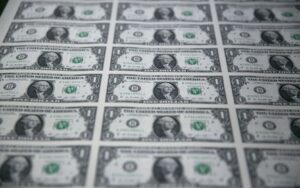 Amerykański dolar może chwilowo zyskać na sile, lecz perspektywy pozostają niepewne