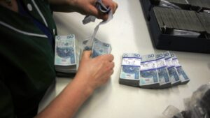 Oto kilka propozycji przeredagowanego tytułu: 1. Ile oszczędności wystarczy, by po 50. roku życia żyć tylko z odsetek i zrezygnować z pracy? 2. Jak zgromadzić kapitał, który pozwoli zakończyć pracę po pięćdziesiątce i utrzymywać się z odsetek? 3. Jaką sumę trzeba mieć, by po pięćdziesiątce spokojnie żyć z samych odsetek i nie martwić się o pracę? 4. Po 50-tce możesz przestać pracować — sprawdź, ile pieniędzy potrzeba, by żyć z odsetek 5. Odsetki zamiast pracy po pięćdziesiątce – zobacz, jaki kapitał jest potrzebny, by sobie na to pozwolić