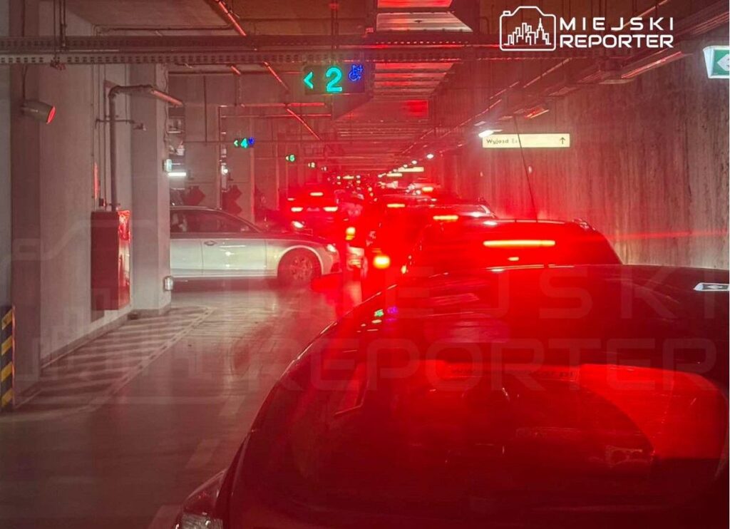 Warszawska galeria sparaliżowana – kierowcy ugrzęźli na podziemnym parkingu nawet na trzy godziny