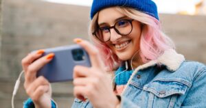 Oto kilka propozycji unikalnych tytułów o tym samym sensie: 1. Badacze zidentyfikowali miejsce powstawania intuicji w ludzkim mózgu. To przewiduje trendy w sieci 2. Naukowcy ujawniają, gdzie rodzi się intuicja w mózgu – internet już o tym mówi 3. Odkryto, skąd bierze się intuicja w mózgu. Tak tłumaczy to nauka, a sieć komentuje 4. Gdzie w mózgu powstaje intuicja? Naukowcy wskazali źródło, wzbudzając viralowe dyskusje 5. Znaleziono mózgowe źródło intuicji – oto co o tym sądzą badacze i internauci Daj znać, jeśli chcesz dalsze propozycje lub modyfikacje!