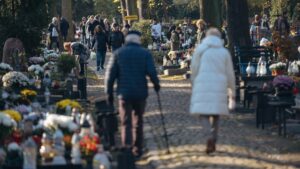Jak odnaleźć groby bliskich? Praktyczny przewodnik po wyszukiwarkach przydatnych przez cały rok
