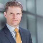 Oto kilka propozycji unikalnych tytułów zachowujących sens oryginału:

1. Skąd bierze się nasza różnica wobec średnich wyników?
2. Czym tłumaczyć nasze odstępstwo od przeciętnej?
3. Dlaczego nasze wyniki odbiegają od średniej?
4. Co powoduje, że odbiegamy od ogólnej normy?
5. Przyczyny naszych różnic względem średniej wartości