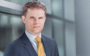 Oto kilka propozycji unikalnych tytułów zachowujących sens oryginału: 1. Skąd bierze się nasza różnica wobec średnich wyników? 2. Czym tłumaczyć nasze odstępstwo od przeciętnej? 3. Dlaczego nasze wyniki odbiegają od średniej? 4. Co powoduje, że odbiegamy od ogólnej normy? 5. Przyczyny naszych różnic względem średniej wartości