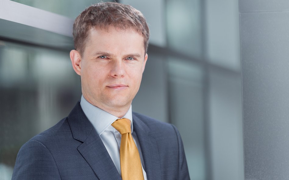 Oto kilka propozycji unikalnych tytułów zachowujących sens oryginału: 1. Skąd bierze się nasza różnica wobec średnich wyników? 2. Czym tłumaczyć nasze odstępstwo od przeciętnej? 3. Dlaczego nasze wyniki odbiegają od średniej? 4. Co powoduje, że odbiegamy od ogólnej normy? 5. Przyczyny naszych różnic względem średniej wartości