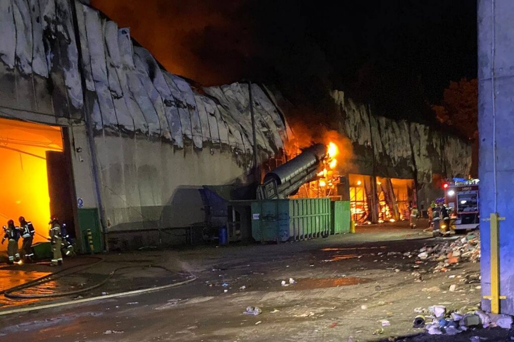 Pożar na terenie sortowni odpadów w Elblągu. Służby ostrzegają mieszkańców