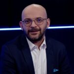 Oryginalny tytuł: Rok na opak – FAANG – i dostają fangę

Przeredagowane wersje zachowujące sens i unikalność:

1. FAANG na odwrót: nie rok tłusty, lecz zbierają cięgi  
2. Nietypowy rok dla FAANG: przyszła kolej na bolesne lekcje  
3. Fałszywy rok FAANG: zamiast triumfów, bolesne potknięcia  
4. FAANG pod kreską: przyszedł czas na straty i rozczarowania  
5. Kiedy FAANG zbiera cięgi: przewrotny rok dla gigantów tech  
6. Przewrotność losu: rok pełen ciosów dla FAANG  
7. Zamiast sukcesów – baty: trudny rok gigantów FAANG  
8. FAANG w opałach: rok, kiedy giganci poczuli ból