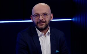 Oryginalny tytuł: Rok na opak - FAANG - i dostają fangę Przeredagowane wersje zachowujące sens i unikalność: 1. FAANG na odwrót: nie rok tłusty, lecz zbierają cięgi 2. Nietypowy rok dla FAANG: przyszła kolej na bolesne lekcje 3. Fałszywy rok FAANG: zamiast triumfów, bolesne potknięcia 4. FAANG pod kreską: przyszedł czas na straty i rozczarowania 5. Kiedy FAANG zbiera cięgi: przewrotny rok dla gigantów tech 6. Przewrotność losu: rok pełen ciosów dla FAANG 7. Zamiast sukcesów – baty: trudny rok gigantów FAANG 8. FAANG w opałach: rok, kiedy giganci poczuli ból