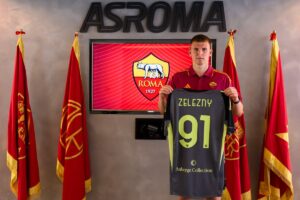 Oto kilka propozycji tytułu o zachowanym sensie i unikalnej formie: 1. Polski bramkarz trafia do AS Romy. Transfer ogłoszony, ale pojawia się wpadka 2. AS Roma informuje o pozyskaniu polskiego golkipera — niespodziewane zamieszanie tuż po ogłoszeniu 3. Transfer polskiego bramkarza do AS Romy stał się faktem, jednak klub zalicza wpadkę 4. AS Roma prezentuje nowego polskiego bramkarza, ale przy ogłoszeniu nie obyło się bez gafy 5. Polski bramkarz nowym nabytkiem AS Romy — niedługo po transferze dochodzi do wpadki