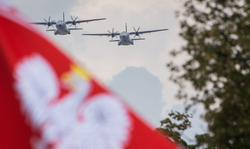 Oto kilka propozycji przeredagowanego, unikalnego tytułu o tym samym sensie: 1. "Rosja również powinna zostać zobowiązana do wypłaty reparacji Polsce" 2. "Polska ma podstawy, by domagać się reparacji nie tylko od Niemiec, ale i od Rosji" 3. "Czas, by Polska zażądała reparacji wojennych również od Rosji" 4. "Reparacje wojenne także od Rosji – postulaty Polski" 5. "Czy Polska powinna domagać się reparacji również od Rosji?"