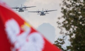 Oto kilka propozycji przeredagowanego, unikalnego tytułu o tym samym sensie: 1. "Rosja również powinna zostać zobowiązana do wypłaty reparacji Polsce" 2. "Polska ma podstawy, by domagać się reparacji nie tylko od Niemiec, ale i od Rosji" 3. "Czas, by Polska zażądała reparacji wojennych również od Rosji" 4. "Reparacje wojenne także od Rosji – postulaty Polski" 5. "Czy Polska powinna domagać się reparacji również od Rosji?"