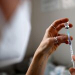 Bezpłatne szczepienia przeciwko COVID-19 ruszyły. Sprawdź, jak się zarejestrować