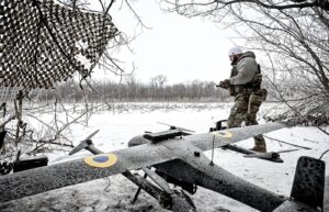 Oto kilka propozycji unikalnych tytułów o tym samym sensie: 1. 1436. dzień wojny: Czy drony mogą przejąć rolę lotnictwa? 2. 1436. dzień konfliktu. Drony na froncie – przyszłość lotnictwa wojskowego? 3. 1436. dzień działań zbrojnych: Czy drony wyprą tradycyjne samoloty? 4. 1436. dzień walki. Technologiczna kropla: drony kontra lotnictwo 5. 1436. dzień wojny. Czy bezzałogowce zastąpią pilotowane maszyny? Daj znać, jeśli chcesz wersję z podkreśleniem motywu „kropli drążącej skałę”!