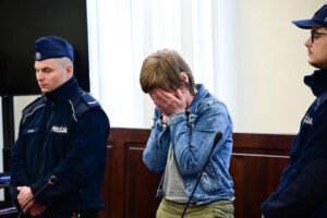 Oto kilka unikalnych propozycji, zachowujących sens oryginału: 1. Noworodek zamordowany w brutalny sposób. Zapadł wyrok wobec sprawczyń 2. Skazały noworodka na śmierć z wyjątkowym okrucieństwem — sąd wydał wyrok 3. Brutalna zbrodnia na noworodku. Sąd ogłosił decyzję wobec oskarżonych 4. Noworodek padł ofiarą szczególnego okrucieństwa. Oskarżone usłyszały wyrok 5. Dziecko zabite ze zwielokrotnionym okrucieństwem — sprawczynie poznają wyrok