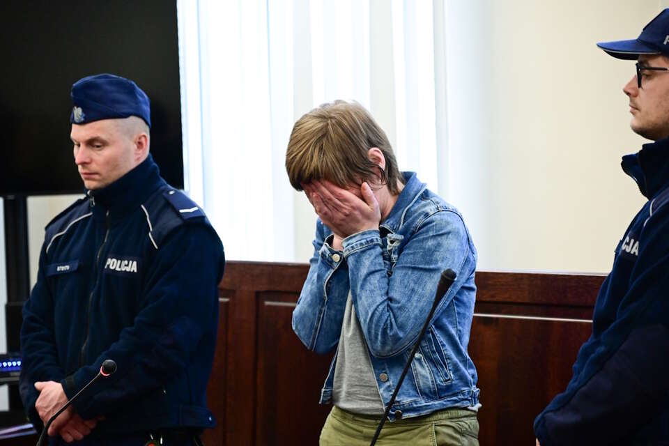 Oto kilka unikalnych propozycji, zachowujących sens oryginału: 1. Noworodek zamordowany w brutalny sposób. Zapadł wyrok wobec sprawczyń 2. Skazały noworodka na śmierć z wyjątkowym okrucieństwem — sąd wydał wyrok 3. Brutalna zbrodnia na noworodku. Sąd ogłosił decyzję wobec oskarżonych 4. Noworodek padł ofiarą szczególnego okrucieństwa. Oskarżone usłyszały wyrok 5. Dziecko zabite ze zwielokrotnionym okrucieństwem — sprawczynie poznają wyrok