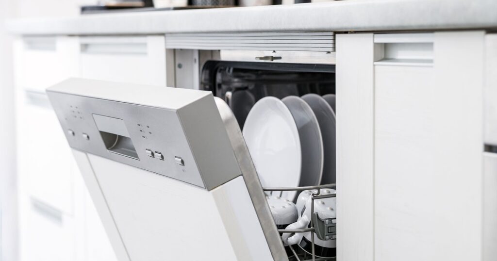 Jak dokonać wyboru zmywarki, aby być zadowolonym z zakupu? Oto kilka kluczowych zasad.