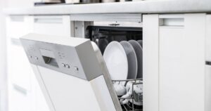 Jak dokonać wyboru zmywarki, aby być zadowolonym z zakupu? Oto kilka kluczowych zasad.