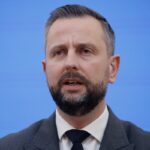Oto trzy propozycje unikalnych tytułów zachowujących sens oryginału:

1. Ujawniono plany obronne na wypadek konfliktu z Rosją. Minister obrony alarmuje: Europie brakuje czasu na reakcję
2. Wycieka scenariusz wojenny względem Rosji. Minister obrony narodowej ostrzega: Europa nie może dłużej zwlekać
3. Dokumenty dotyczące wojny z Rosją wychodzą na jaw. Szef MON apeluje: Europa musi działać natychmiast

Jeśli chcesz, mogę przygotować więcej propozycji lub dopasować tytuł do konkretnego stylu/portalu.