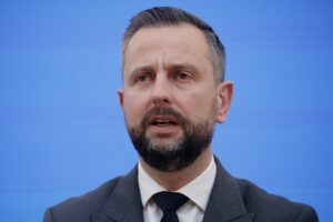 Oto trzy propozycje unikalnych tytułów zachowujących sens oryginału: 1. Ujawniono plany obronne na wypadek konfliktu z Rosją. Minister obrony alarmuje: Europie brakuje czasu na reakcję 2. Wycieka scenariusz wojenny względem Rosji. Minister obrony narodowej ostrzega: Europa nie może dłużej zwlekać 3. Dokumenty dotyczące wojny z Rosją wychodzą na jaw. Szef MON apeluje: Europa musi działać natychmiast Jeśli chcesz, mogę przygotować więcej propozycji lub dopasować tytuł do konkretnego stylu/portalu.