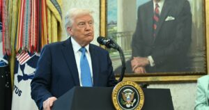 Narasta frustracja wśród Amerykanów, którzy za winnego wskazują Donalda Trumpa