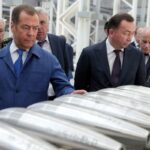 Oto trzy propozycje unikalnych tytułów zachowujących sens oryginału:

1. Miedwiediew ostrzega Finlandię: „Zapłaci za swoją rusofobię”
2. Miedwiediew w ofensywie wobec Finlandii. „Czeka was kara za wrogość wobec Rosji”
3. Miedwiediew atakuje Finlandię słowami: „Poniesiecie konsekwencje rusofobii”