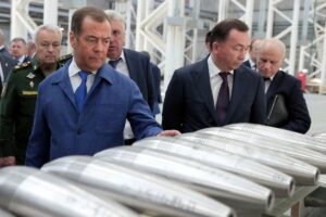 Oto trzy propozycje unikalnych tytułów zachowujących sens oryginału: 1. Miedwiediew ostrzega Finlandię: "Zapłaci za swoją rusofobię" 2. Miedwiediew w ofensywie wobec Finlandii. "Czeka was kara za wrogość wobec Rosji" 3. Miedwiediew atakuje Finlandię słowami: "Poniesiecie konsekwencje rusofobii"